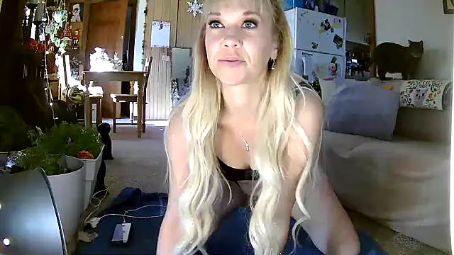 Snapshot of lyra_rose chatting on 12-21-25, 06:04 lyra rose online show from 12-21-25, 06:04