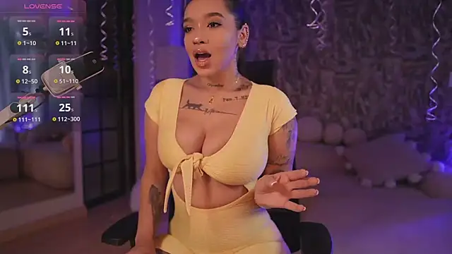 Snapshot of HannahW_ chatting on 10-12-25, 12:59 HannahW online show from 10-12-25, 12:59