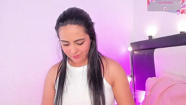 Snapshot of smiling__girl2 chatting on 03-19-25, 12:15 smiling girl2 online show from 03-19-25, 12:15