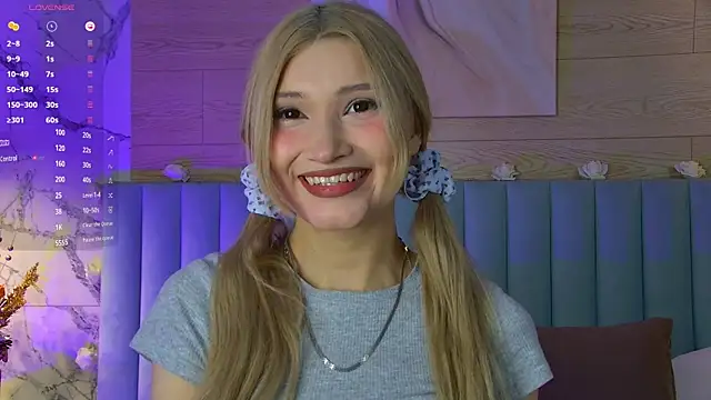 Snapshot of CarolReeves chatting on 03-16-25, 05:47 CarolReeves online show from 03-16-25, 05:47