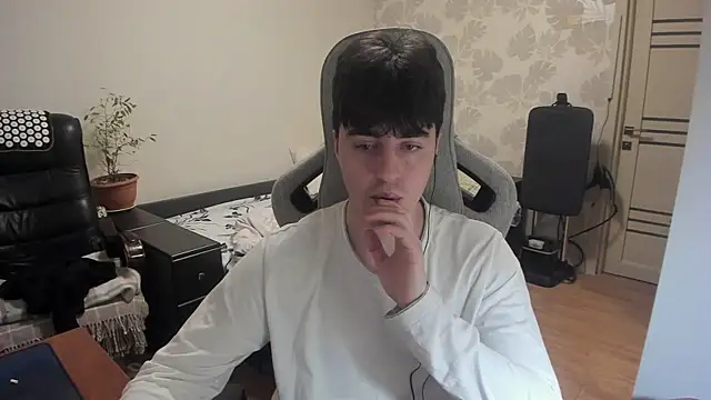 Snapshot of Knuckles17 chatting on 12-14-25, 06:08 Knuckles17 online show from 12-14-25, 06:08