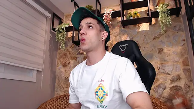 Snapshot of alexgiraldo_ chatting on 01-19-25, 11:12 alexgiraldo online show from 01-19-25, 11:12