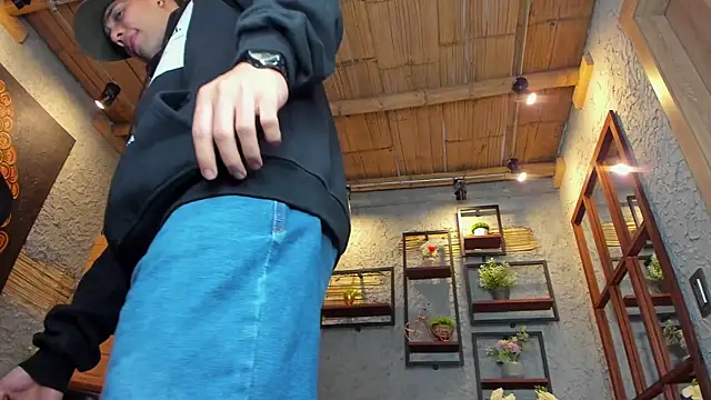 Snapshot of alexgiraldo_ chatting on 03-04-25, 02:32 alexgiraldo online show from 03-04-25, 02:32