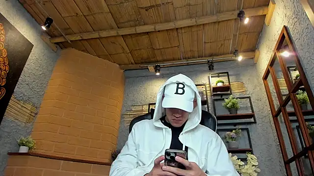 Snapshot of alexgiraldo_ chatting on 03-09-25, 02:43 alexgiraldo online show from 03-09-25, 02:43