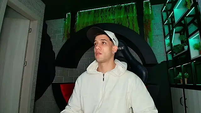 Snapshot of alexgiraldo_ chatting on 03-18-25, 11:19 alexgiraldo online show from 03-18-25, 11:19