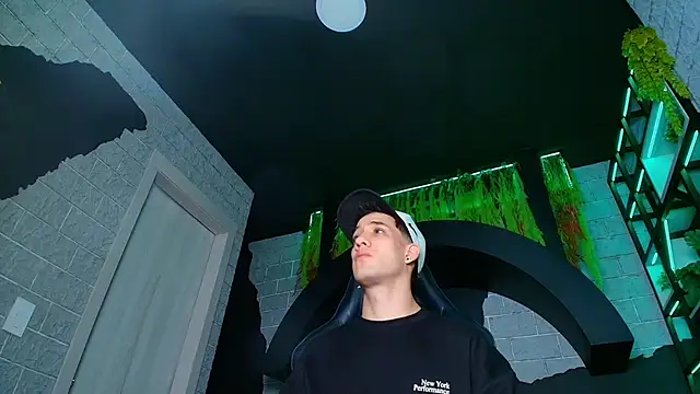 Snapshot of alexgiraldo_ chatting on 03-19-25, 11:17 alexgiraldo online show from 03-19-25, 11:17