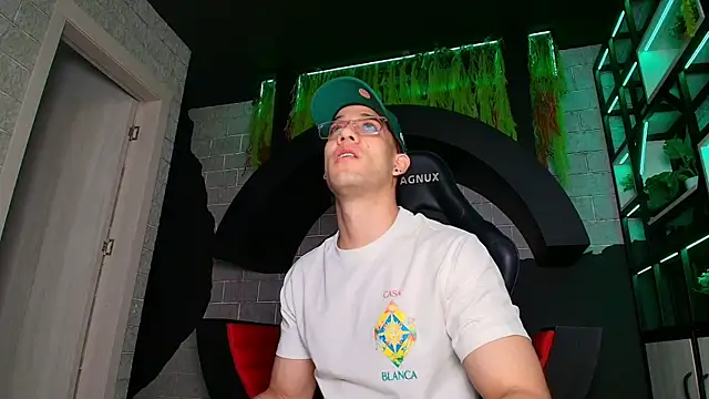 Snapshot of alexgiraldo_ chatting on 03-22-25, 11:21 alexgiraldo online show from 03-22-25, 11:21