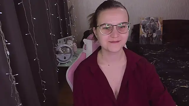 Snapshot of MissBrightShine chatting on 10-18-25, 09:32 MissBrightShine online show from 10-18-25, 09:32