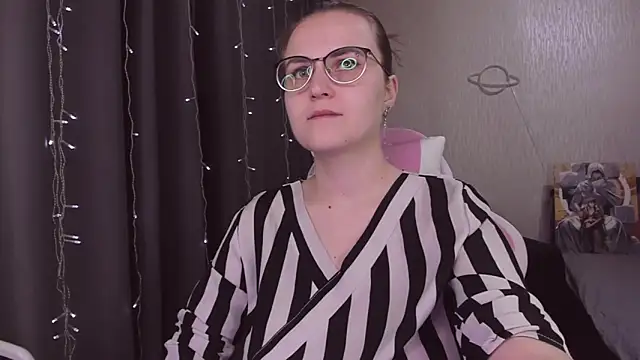 Snapshot of MissBrightShine chatting on 11-06-25, 10:05 MissBrightShine online show from 11-06-25, 10:05