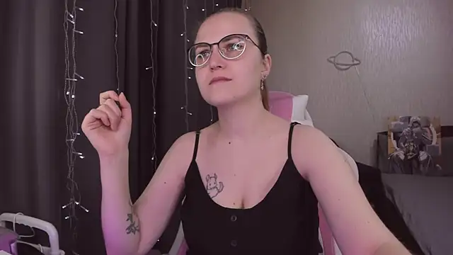 Snapshot of MissBrightShine chatting on 11-16-25, 10:32 MissBrightShine online show from 11-16-25, 10:32