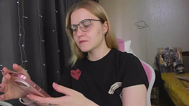 Snapshot of MissBrightShine chatting on 06-16-26, 12:19 MissBrightShine online show from 06-16-26, 12:19