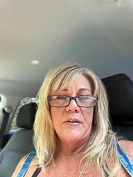 Snapshot of Lenaxox chatting on 06-19-26, 04:11 Lenaxox online show from 06-19-26, 04:11