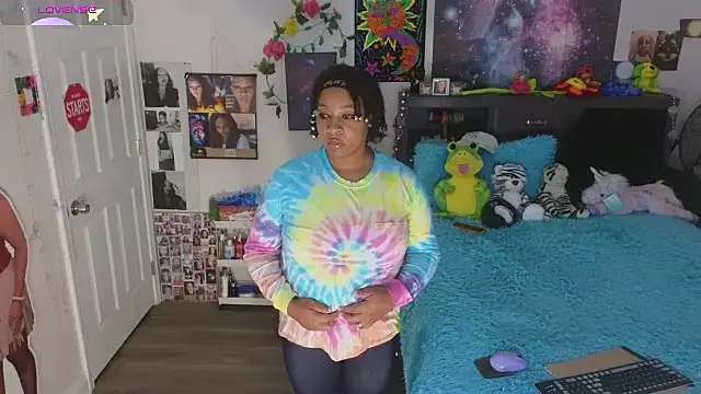 Snapshot of temptressbeauty24 chatting on 10-14-25, 02:23 temptressbeauty24 online show from 10-14-25, 02:23