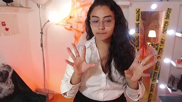 Snapshot of _Kim__M chatting on 10-21-25, 01:23 Kim M online show from 10-21-25, 01:23