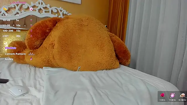 Snapshot of GoldenCaroline chatting on 10-07-25, 12:24 GoldenCaroline online show from 10-07-25, 12:24