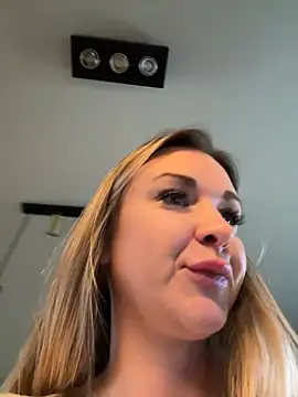 Snapshot of Bella-Tight chatting on 12-28-24, 12:56 Bella-Tight online show from 12-28-24, 12:56