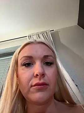 Snapshot of Bella-Tight chatting on 03-06-25, 07:57 Bella-Tight online show from 03-06-25, 07:57