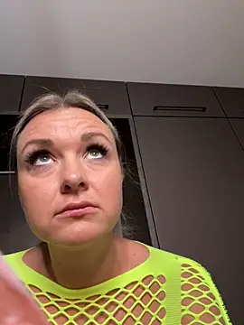 Snapshot of Bella-Tight chatting on 10-29-25, 07:10 Bella-Tight online show from 10-29-25, 07:10