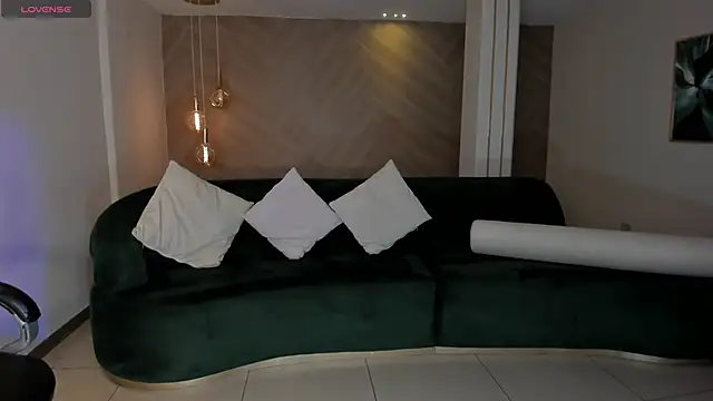 LizzHamilton   online show from 12-17-25, 05:41