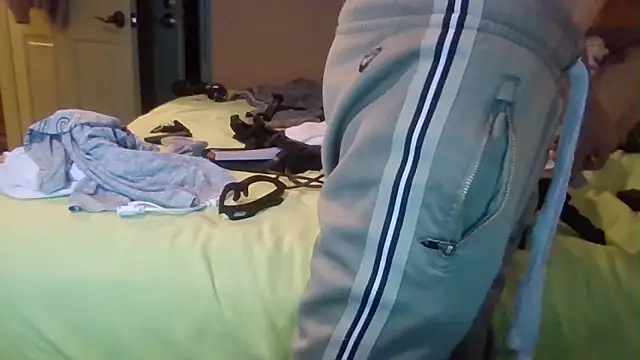 Snapshot of leahcimnikral chatting on 12-17-25, 07:58 leahcimnikral online show from 12-17-25, 07:58