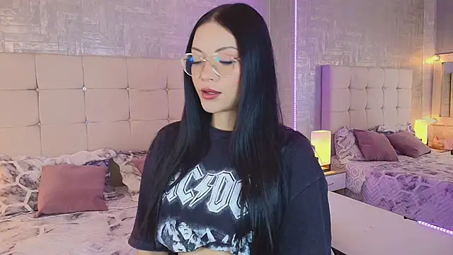 Snapshot of Baby_Venuss chatting on 02-20-25, 03:34 Baby Venuss online show from 02-20-25, 03:34