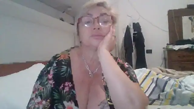 Snapshot of LindaL chatting on 11-19-25, 01:11 LindaL online show from 11-19-25, 01:11