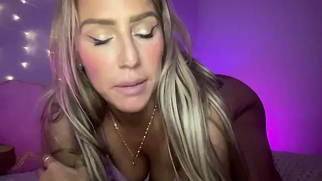 Snapshot of Fitnessbabe69 chatting on 01-10-25, 01:52 Fitnessbabe69 online show from 01-10-25, 01:52