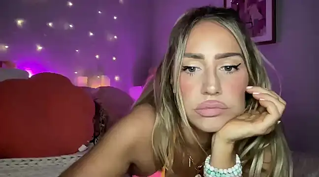 Snapshot of Fitnessbabe69 chatting on 03-16-25, 08:43 Fitnessbabe69 online show from 03-16-25, 08:43