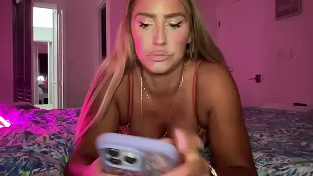 Snapshot of Fitnessbabe69 chatting on 09-30-25, 09:36 Fitnessbabe69 online show from 09-30-25, 09:36